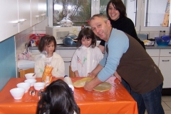 Eltern backen Plätzchen mit den Kindern im Advent