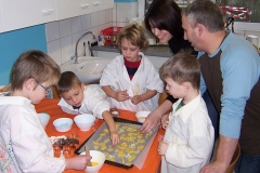 Eltern backen Plätzchen mit den Kindern im Advent