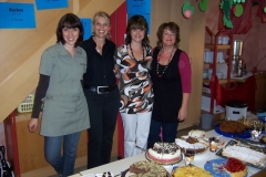 Eltern beim Kuchenverkauf (Kindergartenfest 2008)